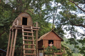 RATANAKIRI Habitat sur pilotis Cambodge